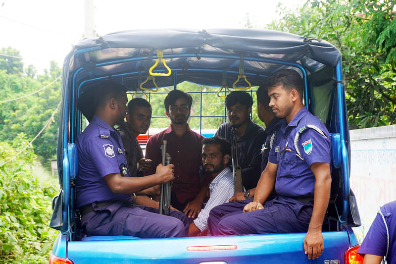 কুষ্টিয়ায় পুলিশ কয়েক তরুণকে ধরে থানায় নিয়ে যায়। আজ বুধবার বিকেলে আদালত চত্বরের পাশে থেকে তোলা